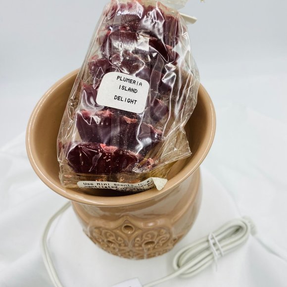 Electric scented wax melter with plumeria wax included - Picture 5 of 9